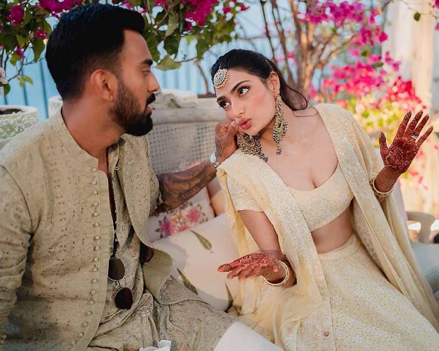 For the Mehendi and Sangeet, Athiya wore a gorgeous cream lehenga with her grandmother’s jewellery while KL Rahul opted for a pista green kurta-pyjama set. 