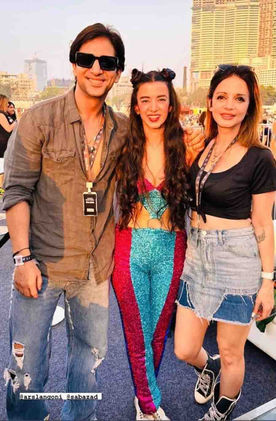 Sussanne Khan and her boyfriend Arslan Goni congratulated Saba Azad on her performance at Lollapalooza. 