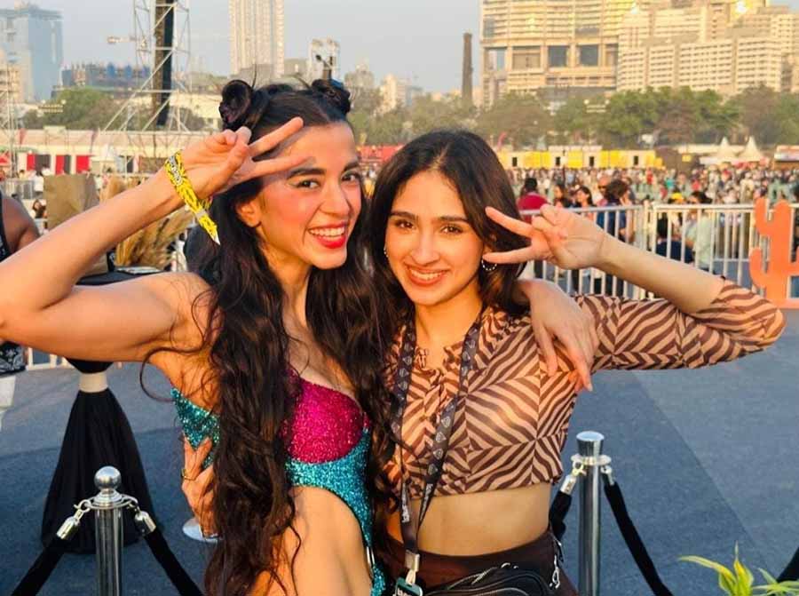 Saba was dressed in a shimmery pink-and-blue jumpsuit for her gig, while Hrithik Roshan’s sister Pashmina opted for a printed crop shirt with brown pants. 