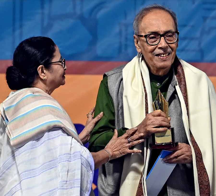 CM Mamata Banerjee congratulates eminent author Shirshendu Mukhopadhyay after handing over the CESC Srishti Samman award to him at the 46th IKBF on Monday.  The IKBF will open to the public at the Boimela Prangan between January 31 and February 12 from noon to 8 pm. The ninth Kolkata Literature Festival will take place at SBI Auditorium, Boimela Prangan, from 2 pm to 8 pm between February 9 and 11. There are 950 stalls. Little Magazines which have acquired the status of small publishers have been given space at the fair. There are nine entry and exit gates in the IKBF 2023 for the easy movement of visitors. One of the gates will be the replica of Toledo Gate of Spain. Among the other gates, there will be Biswa Bangla Gate and Najrul's Agnibina Gate. Thailand will be participating for the first time. Around 20 countries across the globe will participate at the International Kolkata Book Fair 2023.