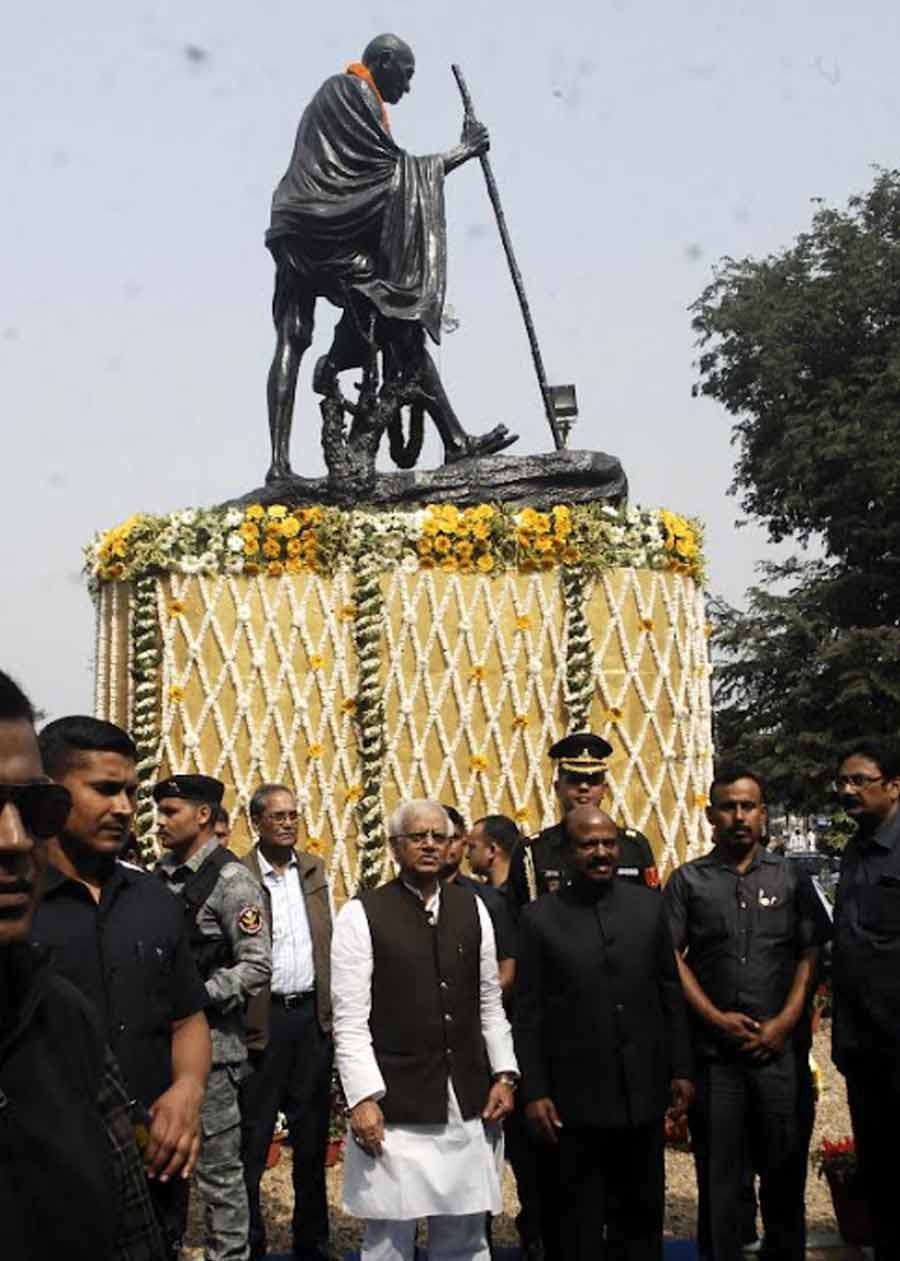 West Bengal Governor Dr CV Ananda Bose and Minister-in-charge, department of Agriculture, Government of West Bengal, Sovandeb Chattopadhyay, observed Martyrs Day by placing wreaths at Mahatma Gandhi’s statue on Mayo Road