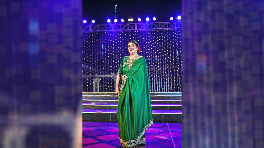 Chairperson of Doctors & Sarees Group Kolkata and managing director and CEO of Woodlands Multispeciality Hospital, Dr Rupali Basu looked stunning in a bottle green monochrome sari with a zardozi and sequinned border.