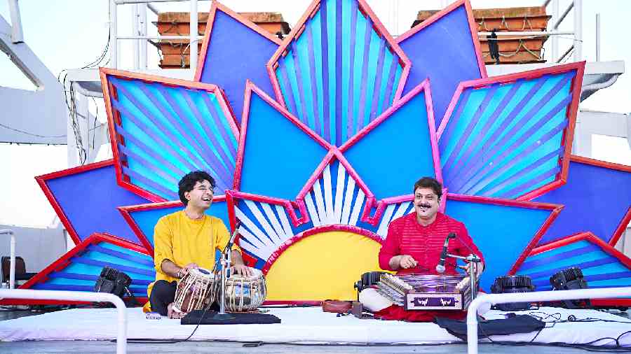 Performances on the Santa Monica Jetty had a transcendental quality and when Sandip Chatterjee played his santoor accompanied by Unmesh Banerjee on tabla, during dusk, the melodies matched the rhythm of the Mandovi river and touched souls. 
