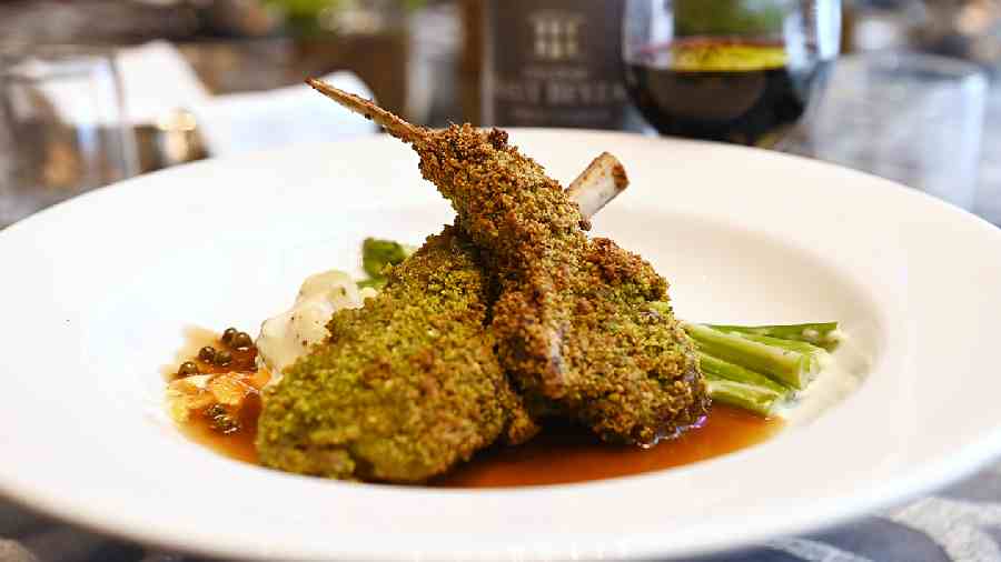 Pistachio-crusted Grilled New Zealand Lamb Chop served with green peppercorn jus, sour mustard potatoes and asparagus contessa. Cooked to a perfect medium rare, the lamb chop was an absolute delight paired with the wine.