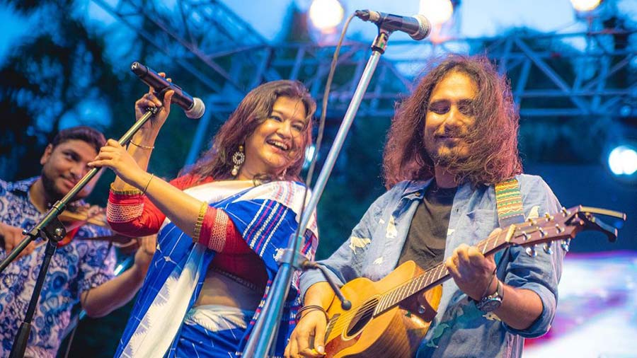 Sahana Bajpaie and Samantak Sinha perform together at Milieu, the Presidency University fest
