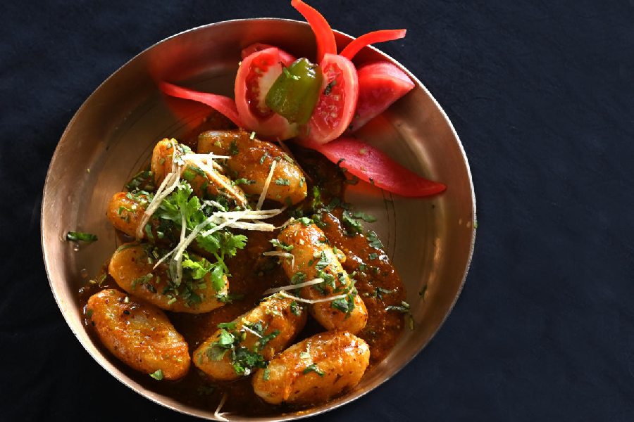 Aam Kashundi Murgi is chicken quenelles tossed with sweet mango kashundi sauce to give you that sweet and tangy flavour. Rs 339