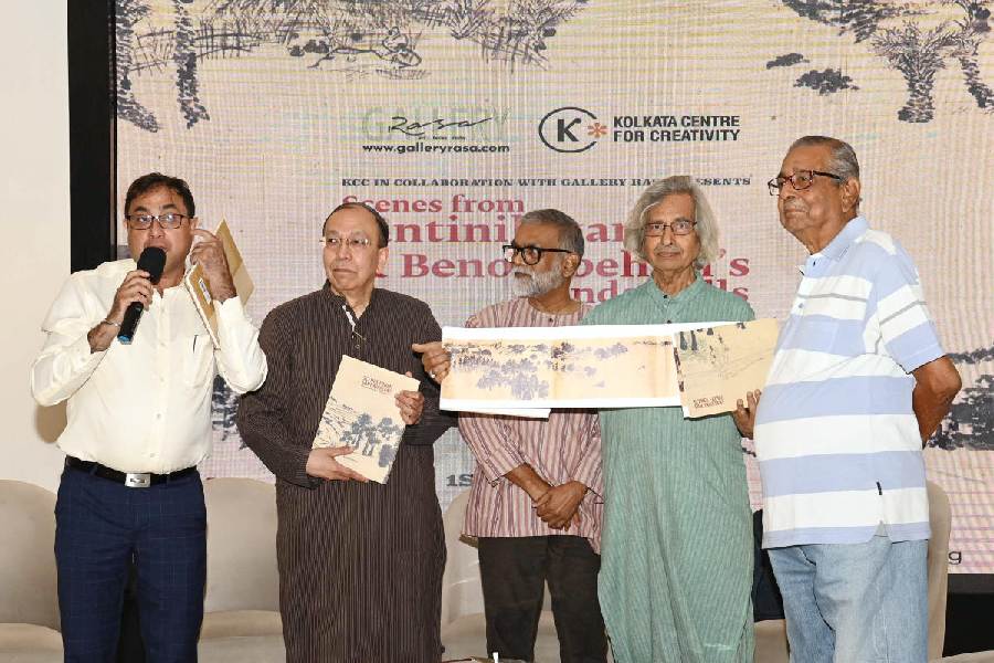 (L-R) Rakesh Sahni, Sugata Bose, R. Siva Kumar, Jogen Chowdhury and Pranab Ranjan Roy at the inauguration of the exhibition