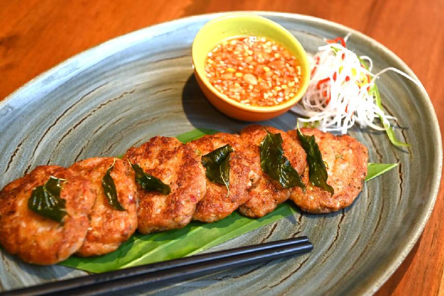 Mun Pla is grilled Thai fish cakes. Crispy patties of fish mixed with curry paste, egg, spring onions, lime zest and fish sauce and served with sweet chilli sauce. Rs 469