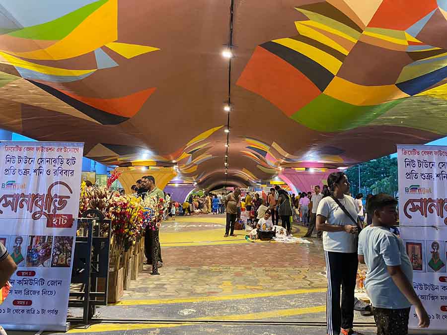 The Sonajhuri Haat in New Town may remind one of the famous Sonajhuri Haat of Santiniketan, but the two only have the name in common. The haat in New Town is more like an artisans’ hub, where craftsmen from various parts of West Bengal gather every weekend, from Friday to Sunday, 11am to 9pm, for more than a month now, to showcase their products