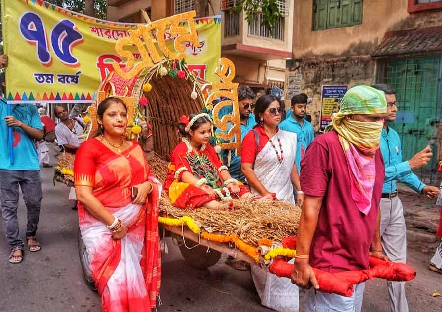 Mitra Sangha Club in Behala held Khuti puja and took out a procession on Sunday  