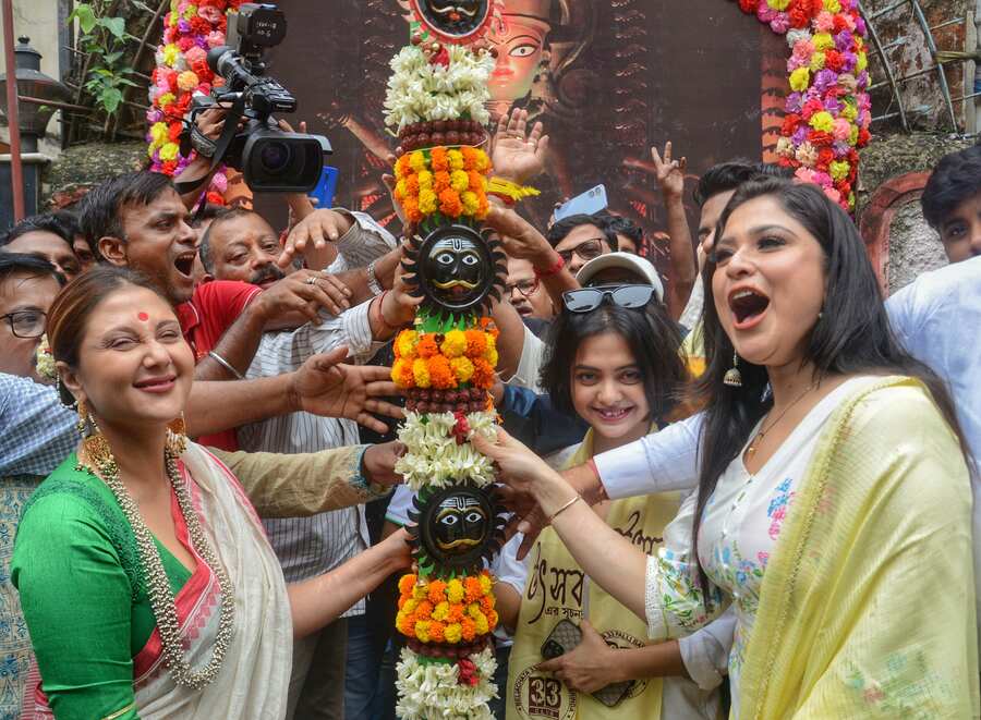 Khunti puja at Beleghata 66 Pally was held on Wednesday. Actors Swastika Mukherjee and Solanki Roy were present to usher in the Durga Puja preparations 