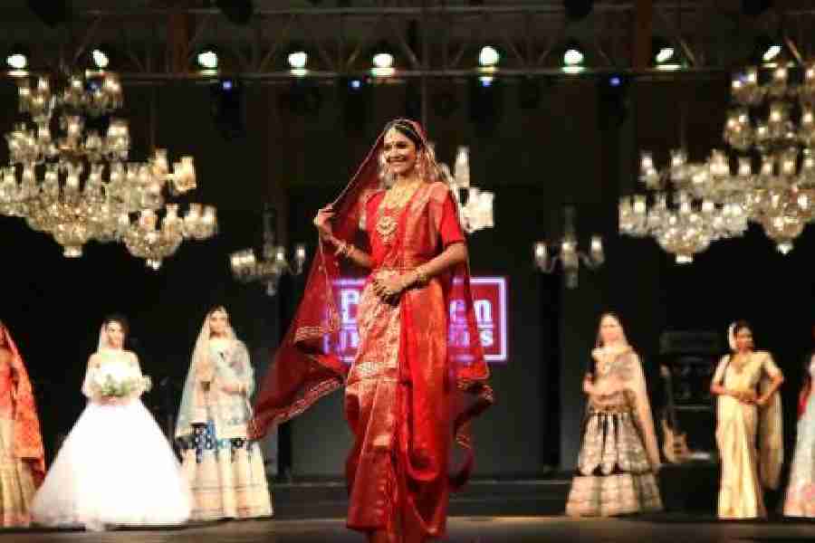 Decked up as a Bengali bride in a red Benarasi sari and adorned with the traditional Bengali bridal range of jewellery by B.C. Sen Jewellers, brand ambassador Susmita Chatterjee was the showstopper in the Brides of India segment of the evening's fashion show.