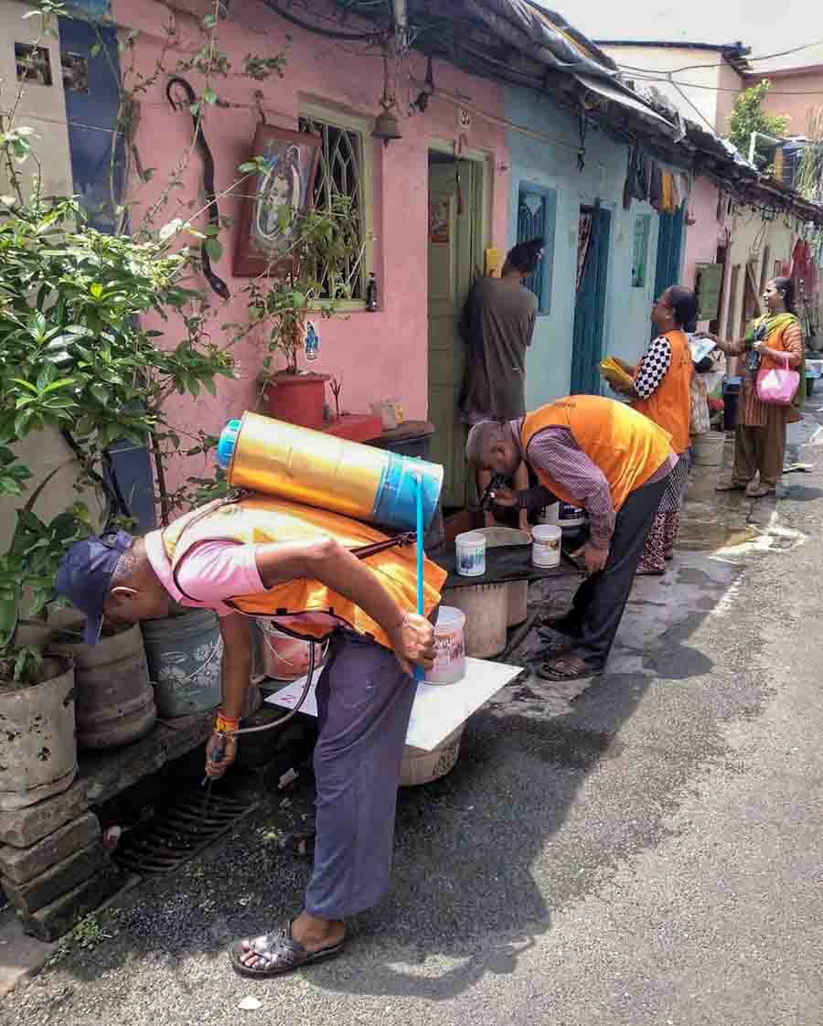 A joint drive was carried out by the frontline workers of the solid waste management department and the vector control team across the city to prevent dengue, malaria. Door- to-door visits were carried out at various parts of Kolkata to create awareness among the citizens 