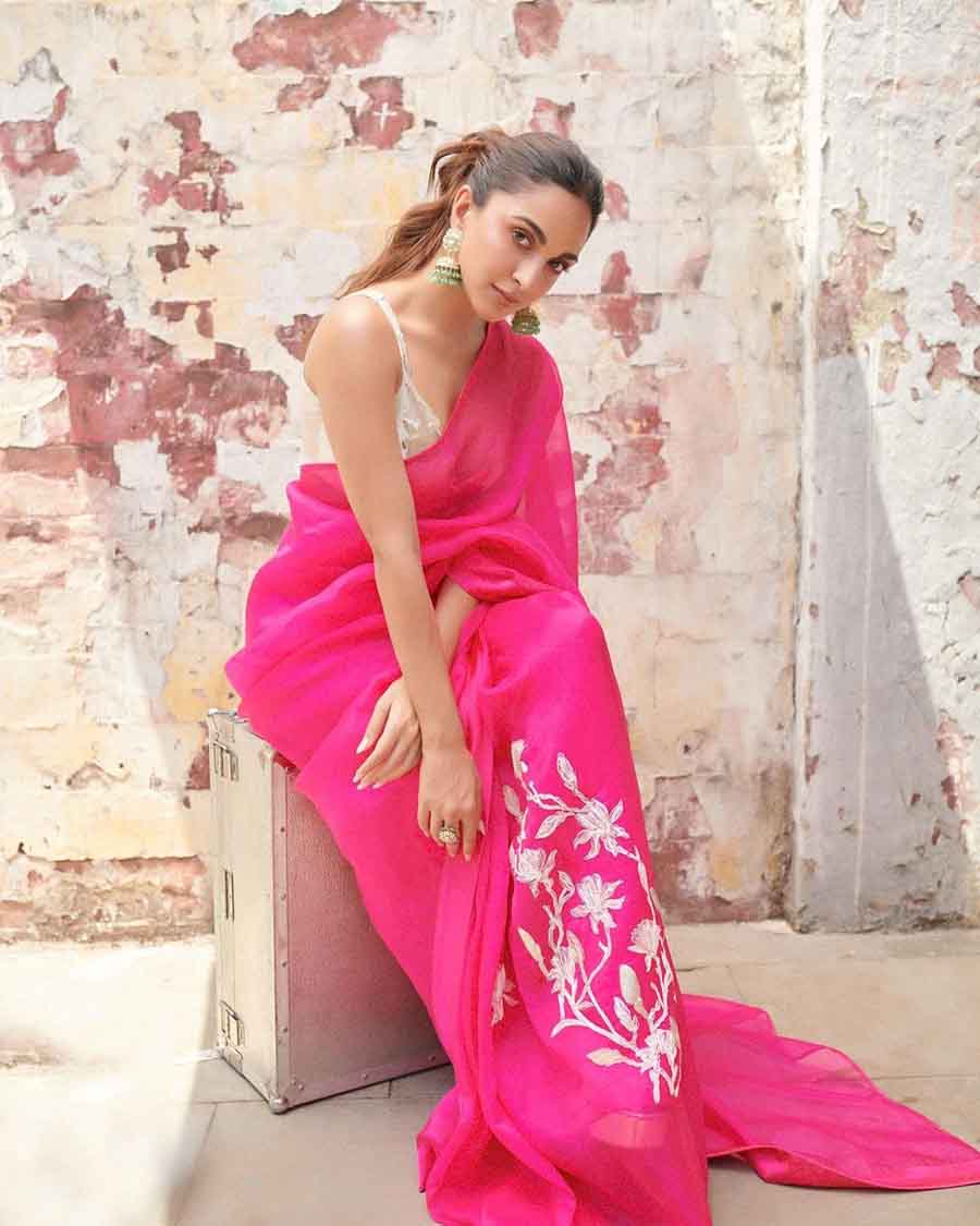 Kiara Advani looks oh-so-glamorous in pink cut-out gown, watch video