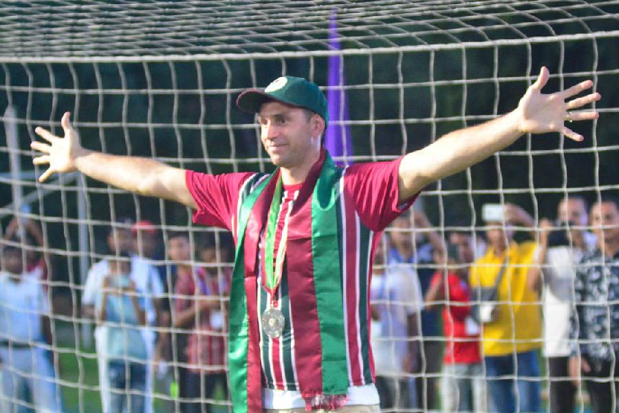 Emiliano Martinez to visit Mohun Bagan Ground on July 4, poses with  Mariners jersey - Check Out