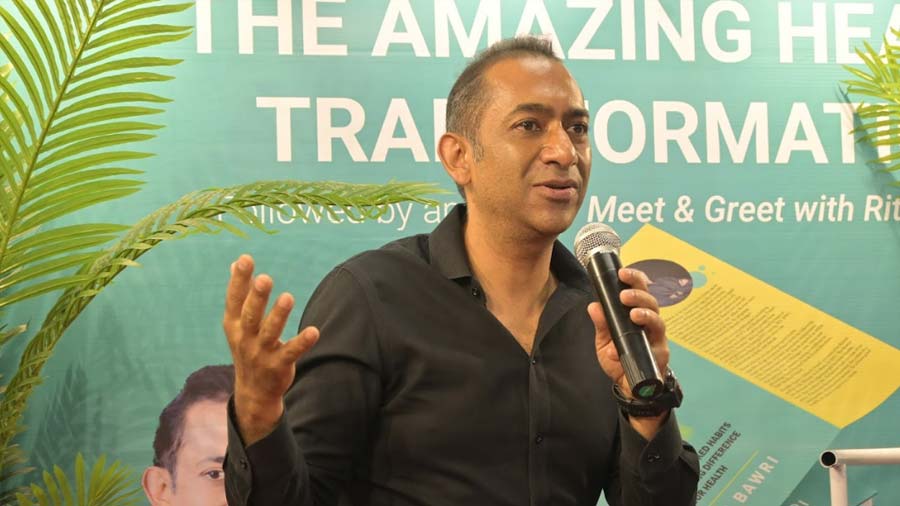‘It’s very easy to be healthy, not at all difficult,’ said Ritesh Bawri, businessman-turned-fitness expert at the Kolkata launch of his book, The Amazing Health Transformation, at Crossword Bookstores, Acropolis Mall on June 30. In an hour-long interaction, Ritesh aimed to dispel myths, stigma and bad habits surrounding the well-being of individuals, offering intriguing insights into the ‘transformation of health’ through personal anecdotes