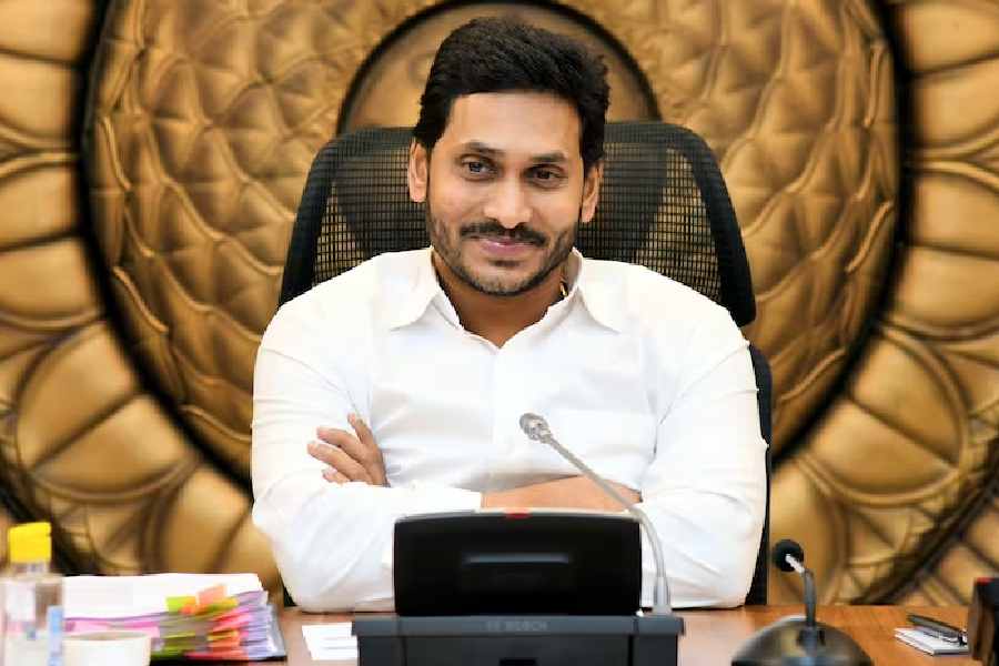 YS Jaganmohan Reddy | Injured Yuvajana Shramika Rythu Congress Party chief Y S Jagan Mohan Reddy resumes poll campaign in Andhra Pradesh - Telegraph India