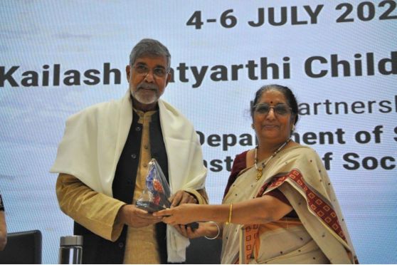 Nobel Peace Laureate, Shri Kailash Satyarthi felicitated by Dr Balvinder Shukla, VC - Amity University.