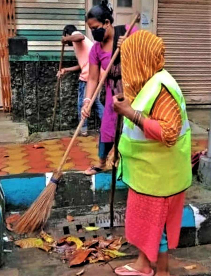 Kolkata Municipal Corporation (KMC) frontline workers of the Solid Waste Management department cleaned the roads and parks on Thursday 