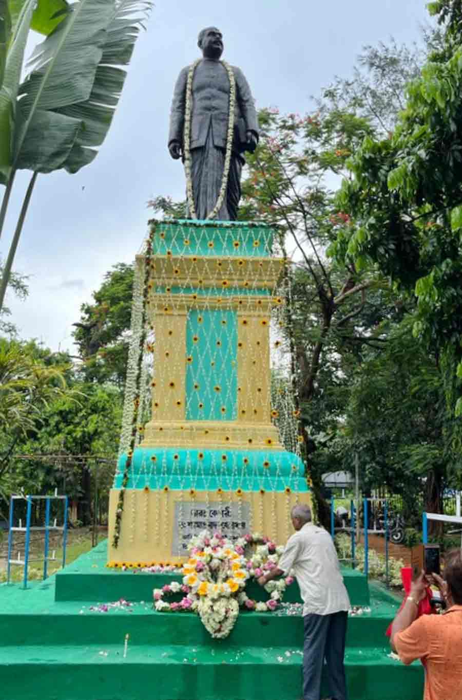 People from different walks of life paid homage to Syama Prasad Mookerjee on his 122nd birth anniversary. Mookerjee’s statue installed beside the BNR tent adjacent to Red Road was garlanded    