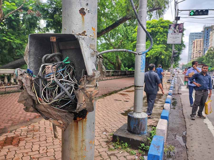 It’s time the authorities took note of this unkempt power circuit box on Jawaharlal Nehru Road  