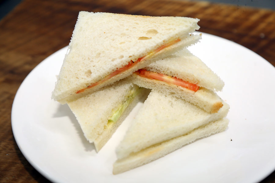 All-time hit delicacies of Coffee House… the sandwich, chicken pakora, Mughlai paratha, the lip-smacking fish fries, fish fingers (and not to forget) the fish kabiraji will be served along with the famed omelette! The authorities have made it sure that the recipes are the same all across. Beside these, cold coffee, hot chocolate and the famous infusion will be served to add to the charm of the brand