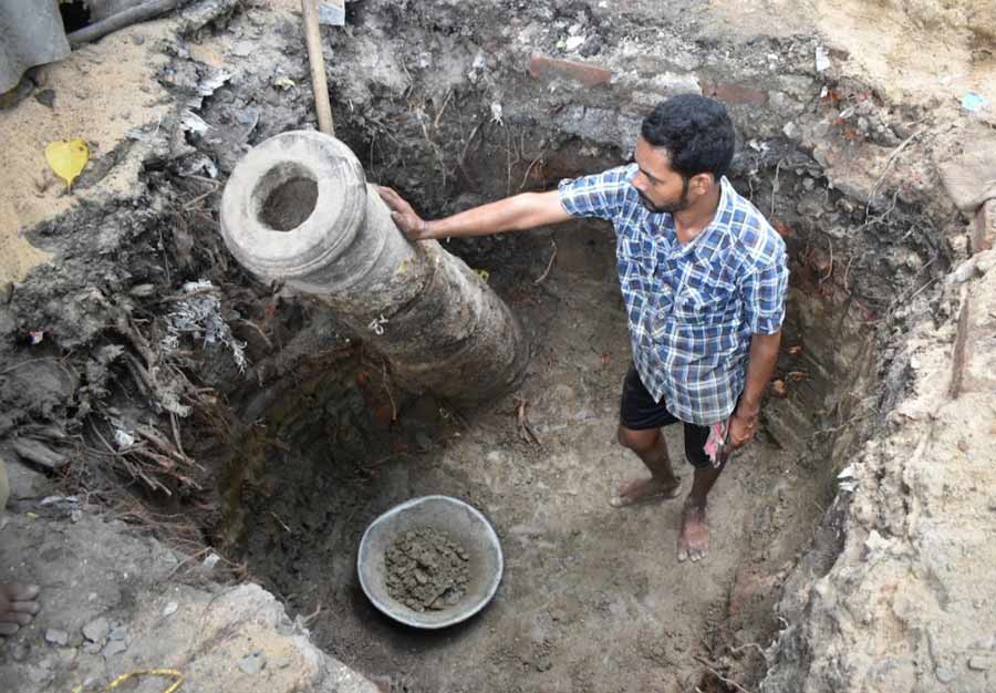 A cannon from the British era was found on the Hooghly riverbank beside Strand Bank Road on Thursday  