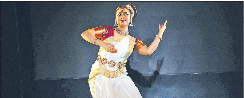 An evening of classical dance enthralled an audience at a city auditorium on Sunday. Titled Anweshaka, the programme at Kolkata Centre for Creativity featured Bharatanatyam and Mohiniyattam performances by Samrat Dutta, Santanu Roy and Malavika Menon (in picture). Dutta is a Bharatanatyam performer, choreographer and teacher based in Calcutta and Roy is a budding artiste who trains under Dutta. Menon is a Mohiniyattam practitioner, teacher and choreographer. The programme was organised by Bharatiya Vidya Bhavan in association with Anamika Kala Sangam Trust