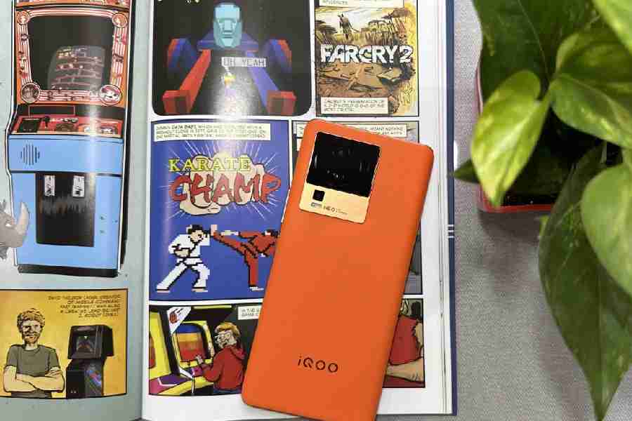 IQOO Neo 7 Pro tries to compete with flagship phones and has gamers in its crosshairs. At the moment, the Rs 33,999 phone is in pre-book mode