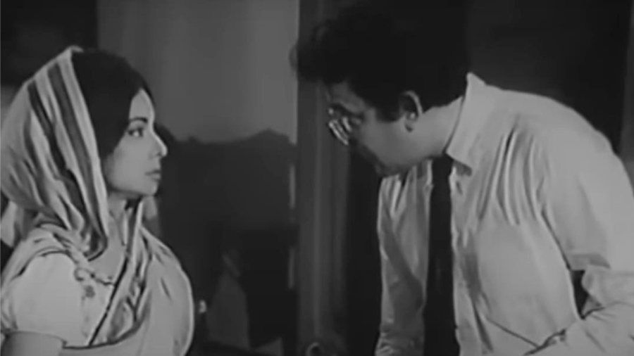 Madhabi Mukherjee and Uttam Kumar in ‘Agnishwar’