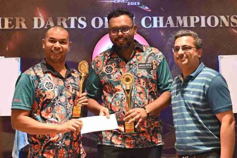 Tenooth Sivalingam (centre) and Duncan Vincent (left) emerged victorious as winners of the open doubles event.
