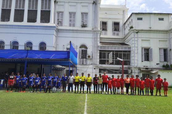 Day 3: Match 2: Modern High School (in red) vs St Augustine's Day School, Barrackpore (in blue)