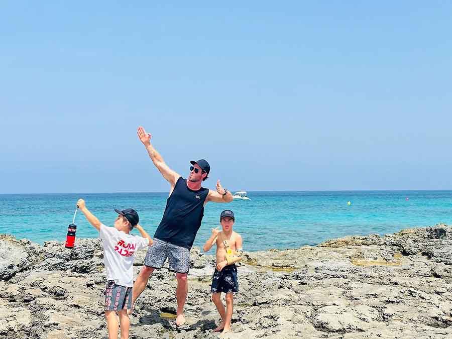 Chris struck a pose with his sons, Sasha and Tristan. 
