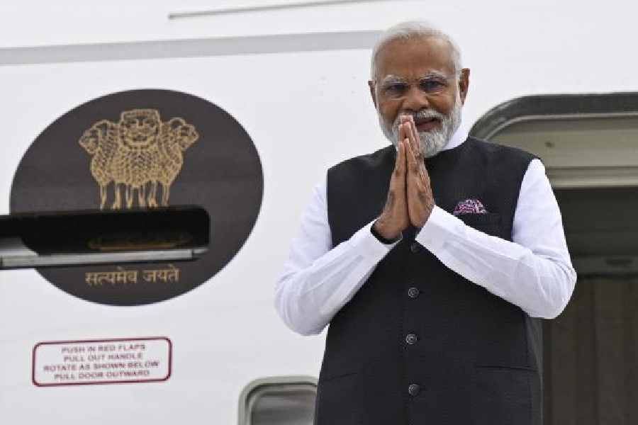 France Pm Modi Meets French Senate President Larcher Telegraph India