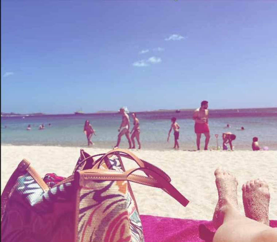 She completed her beach photo session with a relaxing panorama of the sea, with her feet and bag visible in the frame.