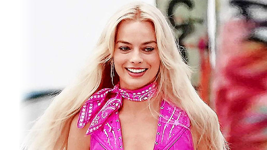 Even when around Leonardo DiCaprio or Brad Pitt these days, Margot Robbie can only see pink flags