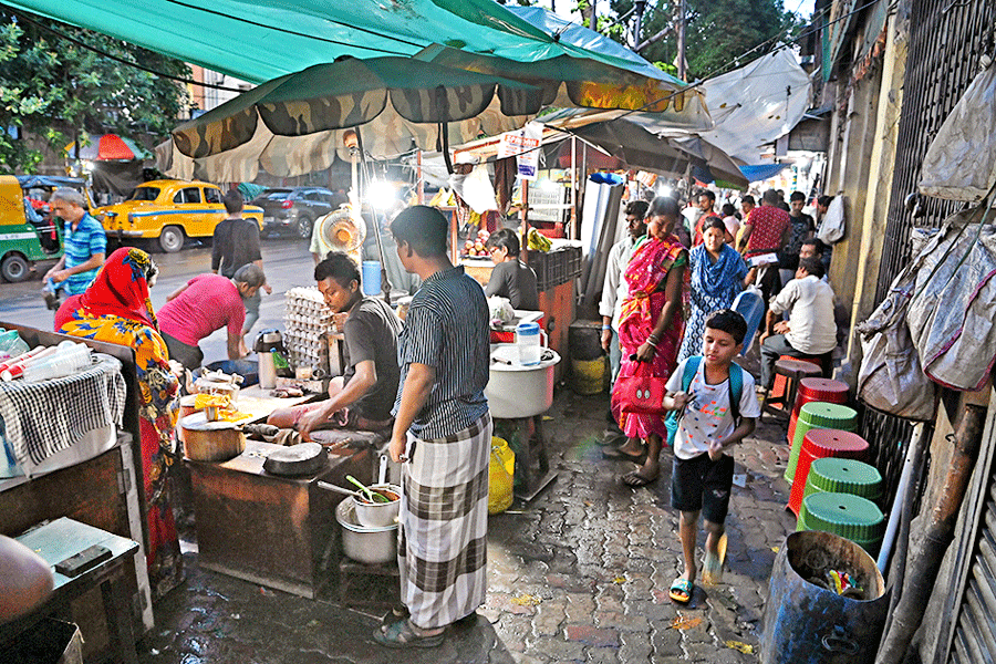 Hawkers' stalls in front of Medical College Hospital.