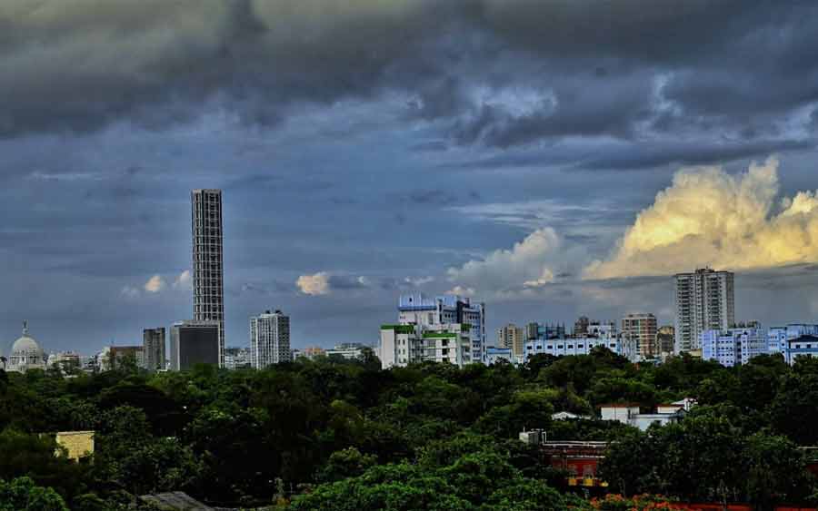 Kolkata has been experiencing rainfall in pockets during the past week. The temperature has come down because of the showers. According to IMD, the maximum temperature was 32.6 ˚C on Sunday. However, the maximum humidity was 94%  