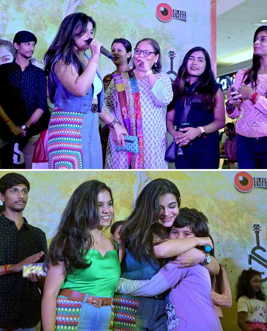 There were also a mix of seniors and little munchkins, who follow the sisters diligently. Fun fact: the young fan on the left of the photo finished 35 sums and studied from morning till late noon, only to wrap up her homework and be able to meet her icons — Ankita and Antara 