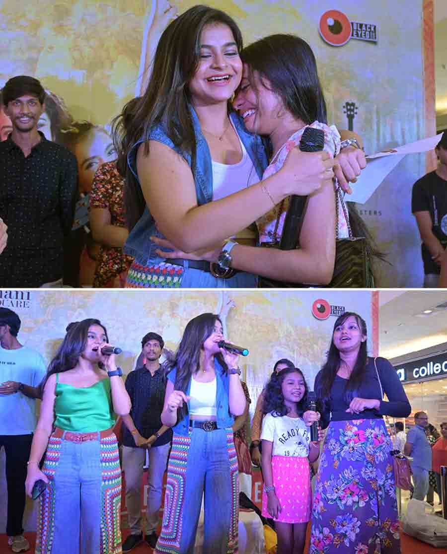 The evening also saw heart touching moments when a fan broke into tears on meeting the sisters in person. Followed by a warm hug, Antara could not help but marvel at Chandra, from Bidhannagar, who looked beautiful in floral top, blue denims and sparkly eyeliner (photo on left). “Chandra is too pretty”, said Antara, keeping her arms wrapped around the emotional fan. The young girl shared how she was inspired by the Nandy Sisters to learn Ukulele. The sisters also met another sister duo (photo on right). The little one, who also has a ukulele just like the Nandys got it autographed and also had an impromptu gig on stage, singing ‘Ishaq Mere Yaara’. Their dreams did come true