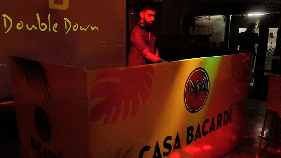Resident DJ Krish played a fabulous warm-up set with his mix of hip-hop and Bollywood 