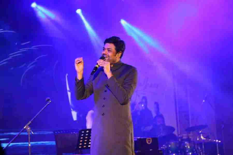Soumyojit Das kept the audience glued with his soulful voice.