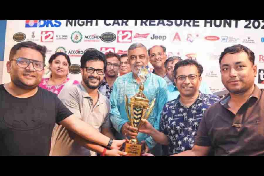 President of DKS Debasish Kumar (centre) presented the trophy to the winners of the open category comprising (l - r) Samrat Sengupta, Ritwik Bhattacharya, Arnab Banerjee and Shankar Narayan Saha. Expressing their joy at taking part in such a prestigious competition they said: "It is really an honour to participate in this night car treasure hunt. We will never settle for finishing second because the bar has been set so high. Participating is a tremendous honour in itself, but winning adds another dimension."