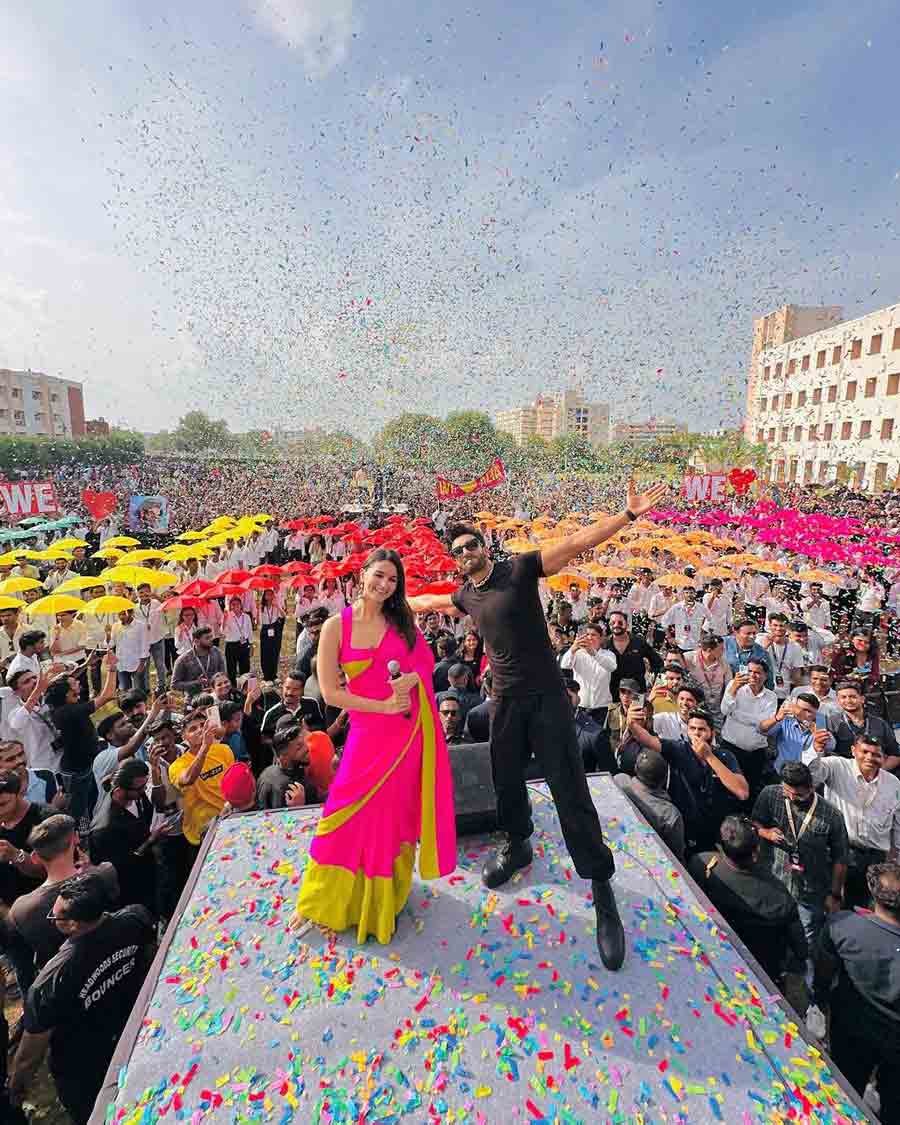Ranveer and Alia posed on the stage as fans formed the RRKPK pattern in the crowd using colourful umbrellas. 