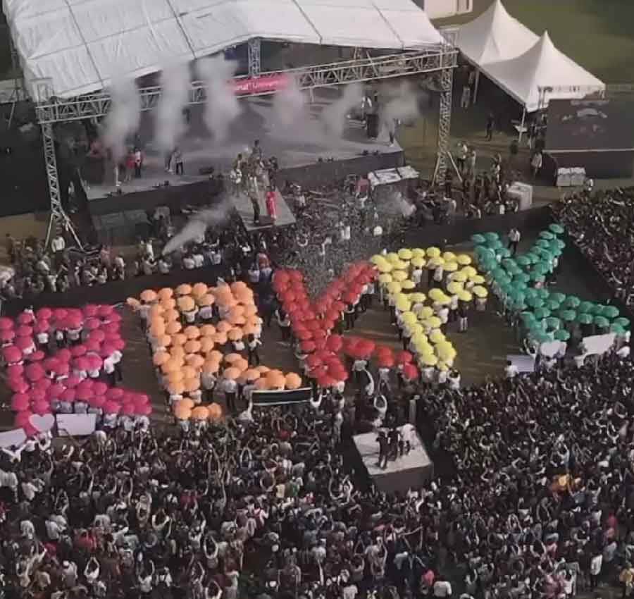 The front rows of the audience posed with colourful umbrellas to form the RRKPK pattern. 