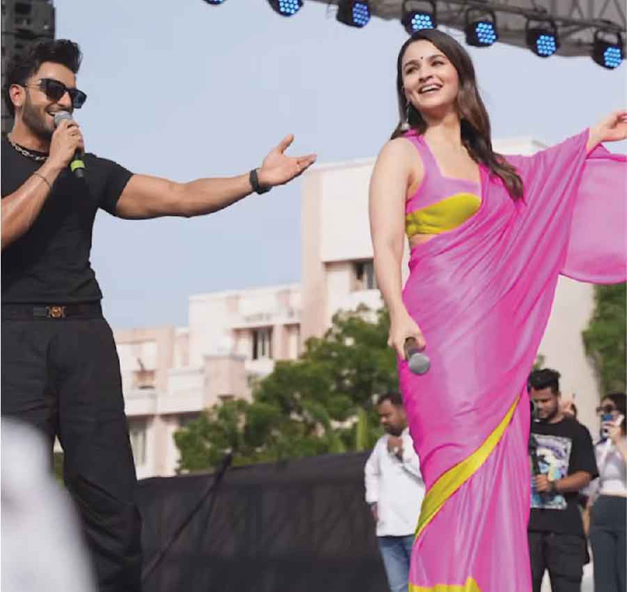 Ranveer Singh went for an all-black outfit. He also sang to Alia on the stage. 
