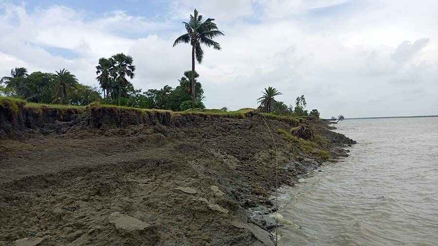 Senior officials of both IWAI and Kolkata Port Trust claimed that the regular tidal waves and fluctuations, as well as strong winds, damage the banks