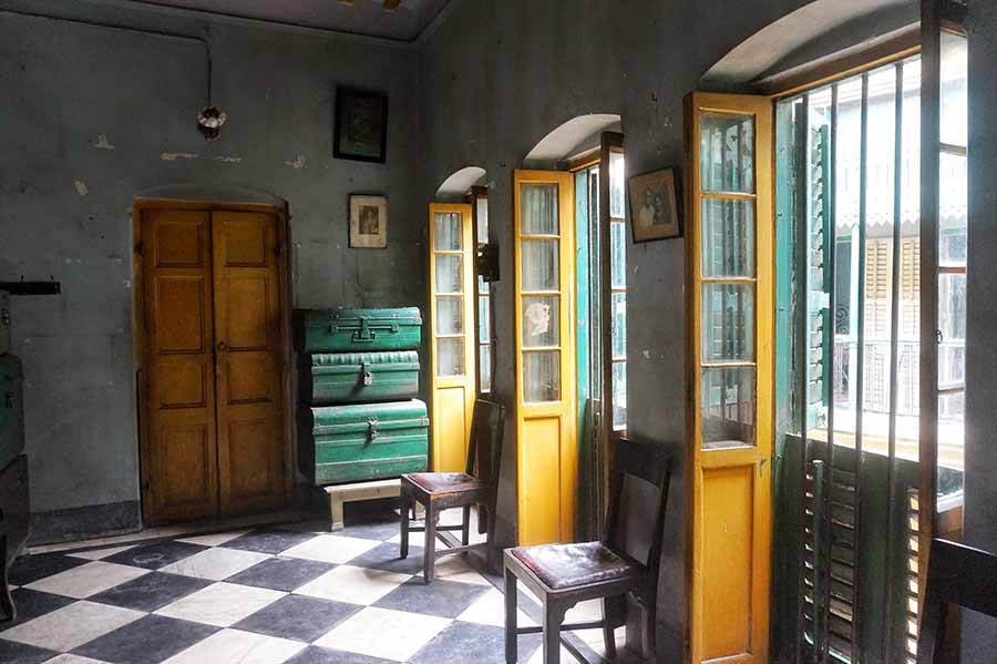 Right opposite to the room with the hanging balcony, lies another teaser to an old-school affluent Bengali house with suitcases called portmanteau kept at one corner of the room. While the room gives you movie-set vibes, it's interesting to find out that actually several film shoots have been done in this very same room