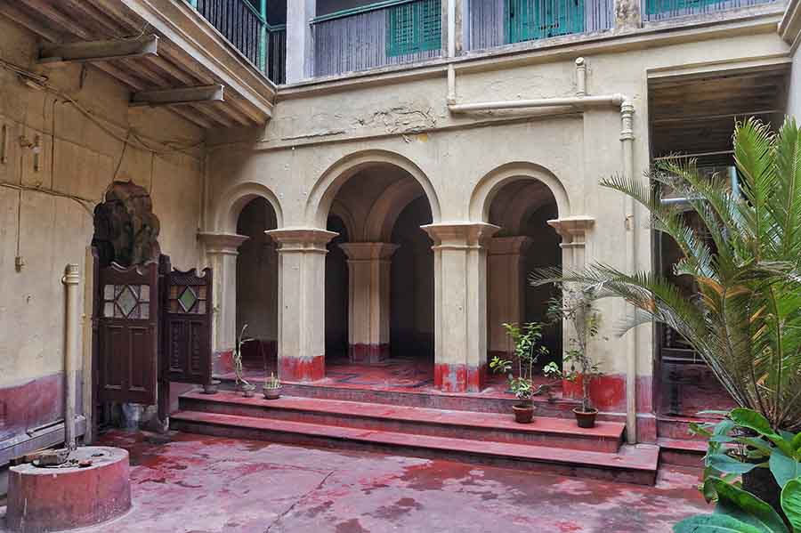 This historical address also boasts of a courtyard right in front of the Thakur Dalan, which transports one’s imagination to a time where people must have sat under the 6 o' clock sun, soaking in the pleasures of reading the early-morning newspaper as the aroma of burning puja sticks filled the house
