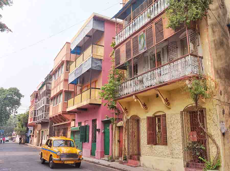 The entire row of well-maintained houses on Raja Basanta Roy Road enriches the present day cityscape of Kolkata with its old-world aesthetics. This also makes us ponder that any city must not lose its charm due to continuous development